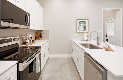 Country Club Estates House | New LUXURY Aggies @Midtown: 6 mins to Kyle Field - Sleeps 9 comfortably