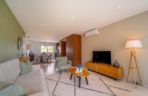 Nazare Apartment | New Luxury Apartment, Sea View with Pool & Gym