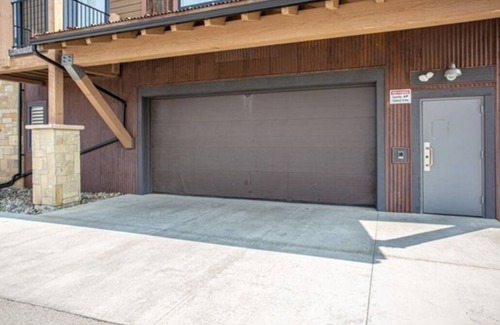 Dillon Condo | New Luxury Condo: Heated Garage, Mins to Ski, Walk to Dillon Amphitheater & Lake