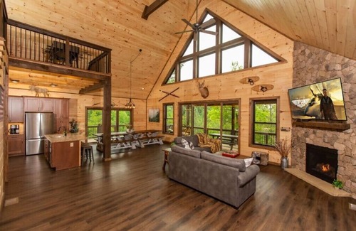 Gatlinburg - Pigeon Forge Cabin | ❤️ New Luxury Pool Cabin-Huge-KingBeds-Sleeps22-Message Host for SPECIALS ❤️