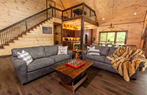 Gatlinburg - Pigeon Forge Cabin | ❤️ New Luxury Pool Cabin-Huge-KingBeds-Sleeps22-Message Host for SPECIALS ❤️