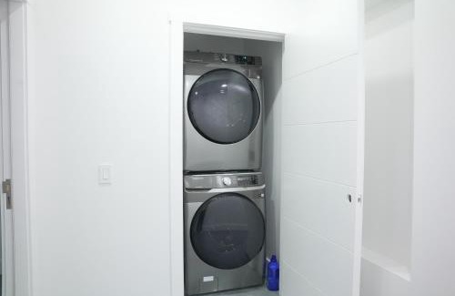 Montgomery House | New Luxury Walkout Suite Near University-BY ROOM