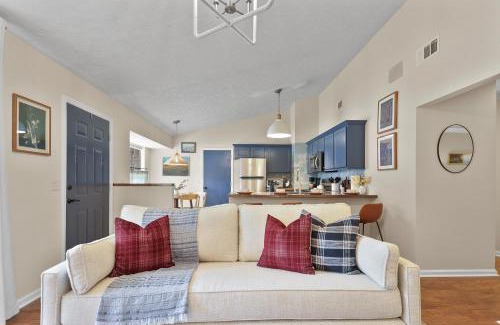 Whitemarsh Island House | New Meets Nostalgic - Adorable Cottage Sleeps 8