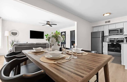 Royal Oak Apartment | New! Modern 1BR Corner Flat | Central in Royal Oak