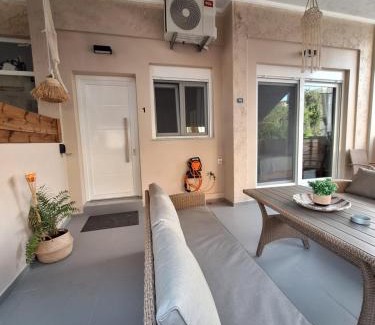 Nea Alikarnassos Apartment | New & modern apt near Heraklion-airport & sea