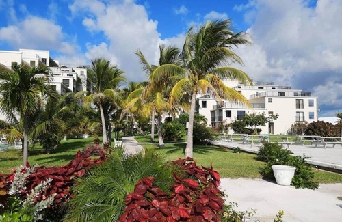 Windsor Park Apartment | NEW! Modern Beachfront Studio-Pool, Bar, Views!