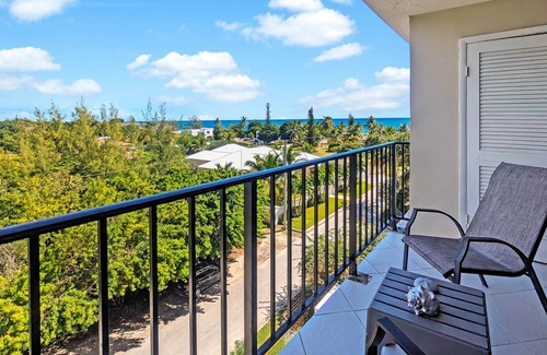 Windsor Park Apartment | NEW! Modern Beachfront Studio-Pool, Bar, Views!