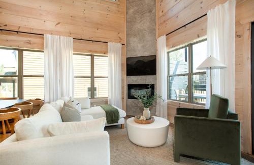 Pigeon Forge House | NEW Modern Cabin 1 mi to Pkwy Pool Hot Tub