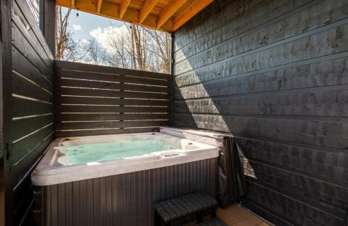 Pigeon Forge House | NEW Modern Cabin 1 mi to Pkwy Pool Hot Tub