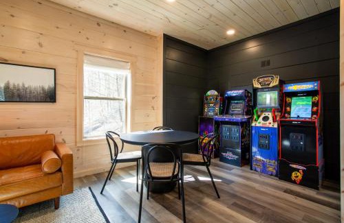 Pigeon Forge House | NEW Modern Cabin 1 mi to Pkwy Pool Hot Tub
