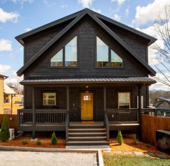 Pigeon Forge House | NEW Modern Cabin 1 mi to Pkwy Pool Hot Tub