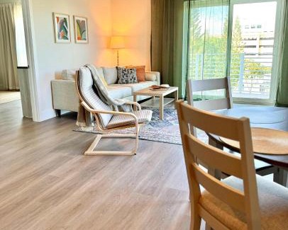 Parkside Apartment | NEW Modern Condo FREE Parking & High Speed Wifi