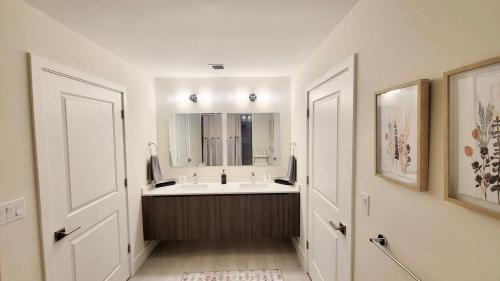 Parkside Apartment | NEW Modern Condo FREE Parking & High Speed Wifi