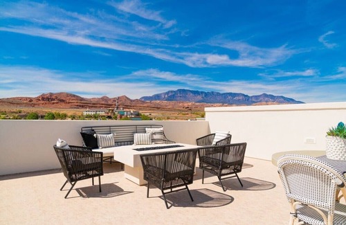 Washington House | New Modern Home | Private Pool & Rooftop