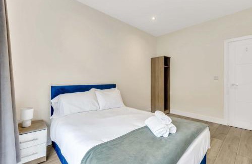 Sutton Apartment | New Modern London 2 Bed Long Stays Welcome with Parking
