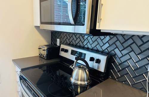 Guelph House | New, Modern & Spacious 2 bed, 1.5 bath | ~5 min to top attractions