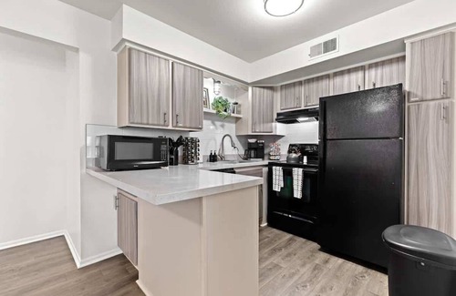 Royal Oak Apartment | New! Modern Upper Flat in Prime Royal Oak Location