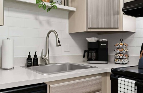 Royal Oak Apartment | New! Modern Upper Flat in Prime Royal Oak Location