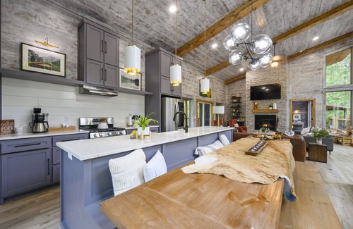 Broken Bow House | New mountain cabin with Amazing View, 2 King/2Q/2 Twin/3 Bath; Sleeps 10