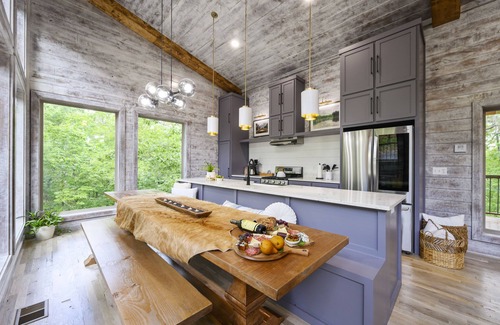 Broken Bow House | New mountain cabin with Amazing View, 2 King/2Q/2 Twin/3 Bath; Sleeps 10