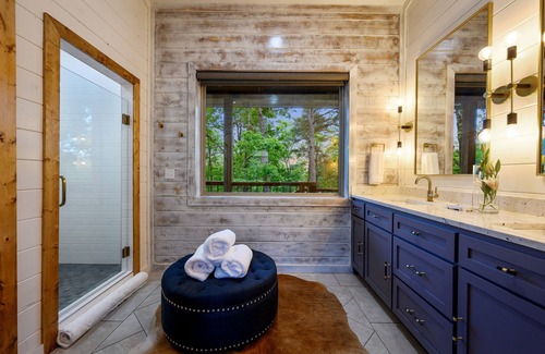 Broken Bow House | New mountain cabin with Amazing View, 2 King/2Q/2 Twin/3 Bath; Sleeps 10