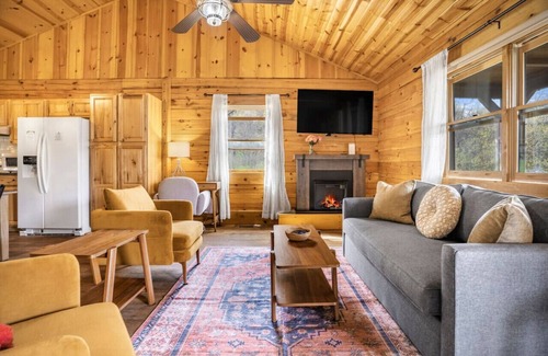 Stanley Cabin | New/MountainViews/Rustic/HotTub