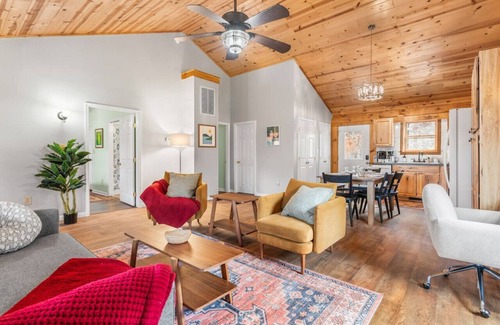 Stanley Cabin | New/MountainViews/Rustic/HotTub