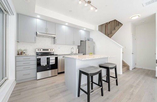Oakville House | New Multi-Level Townhome with Rooftop & Parking