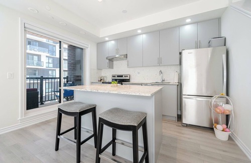 Oakville House | New Multi-Level Townhome with Rooftop & Parking