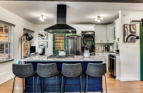 Piedmont Heights House | NEW Pine Lodge Atlanta Midtown Home | Private Outdoor Oasis | Games