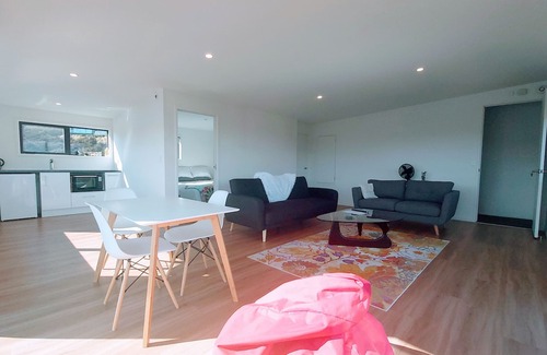 Wanaka Apartment | New Private Loft - Amazing Wanaka Views