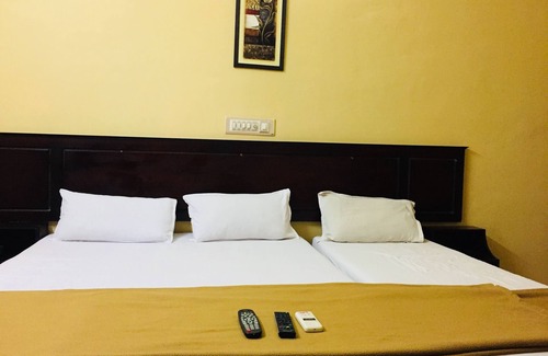 Shenoys Hotel | New Queens Residency