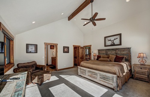 Sunny Slope Cabin | NEW Red Mountain Lodge: Spacious 4BR retreat in Blue River with stunning mountain views.