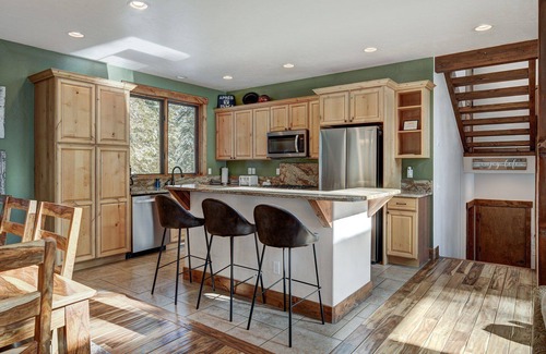 Sunny Slope Cabin | NEW Red Mountain Lodge: Spacious 4BR retreat in Blue River with stunning mountain views.