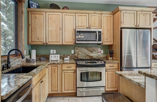 Sunny Slope Cabin | NEW Red Mountain Lodge: Spacious 4BR retreat in Blue River with stunning mountain views.