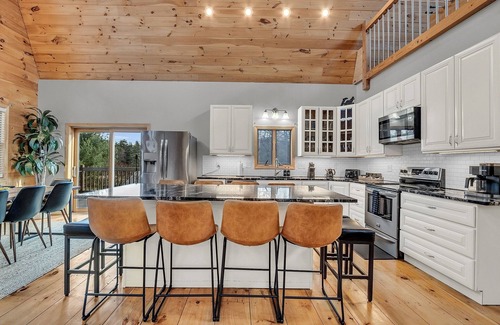Tamworth House | NEW! Relax&Play: HotTub/FirePit/Game Room Paradise