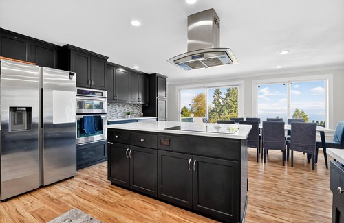 Federal Way House | NEW! Relaxing 5 BR Coastal Escape with Amazing Views