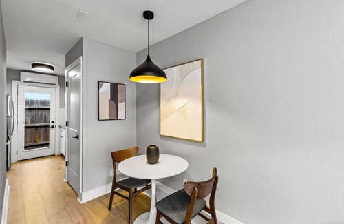 Washington Ave./ Memorial Park House | NEW Remodeled Heights Luxury/High End/King Bed/Walk to Trail/Nespresso