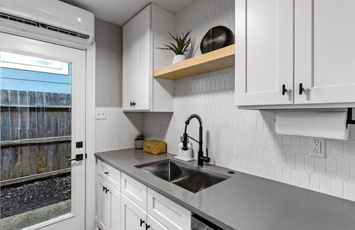 Washington Ave./ Memorial Park House | NEW Remodeled Heights Luxury/High End/King Bed/Walk to Trail/Nespresso