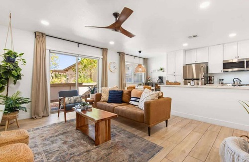 Sunset Condo | *NEW* Remodeled Tempe Pool View Condo Walk to Mill