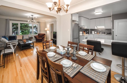 Calgary House | New renovated raised bungalow, 3 mins to downtown, 5brs, 3bas, A/CnFree parking