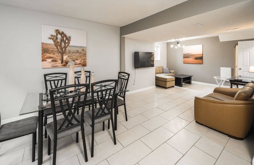 Calgary House | New renovated raised bungalow, 3 mins to downtown, 5brs, 3bas, A/CnFree parking