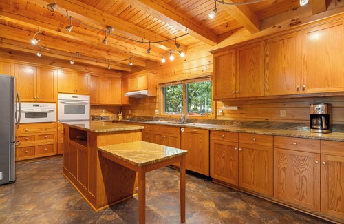 Mineral House | NEW RENTAL! Tranquil lake-front log home on Lake Anna w/hot tub, fire pit