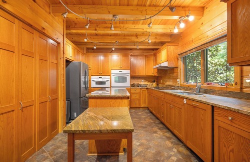 Mineral House | NEW RENTAL! Tranquil lake-front log home on Lake Anna w/hot tub, fire pit