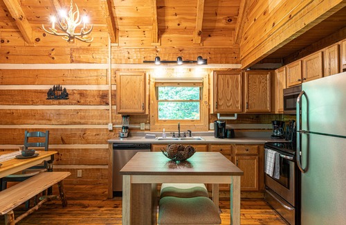 Chalet Village Cabin | NEW! Secluded < 5Mi to GSMNP! Fast Wifi, Hot Tub!