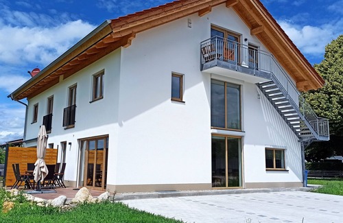 Teisendorf House | New semi-detached house with gallery, terrace and mountain views