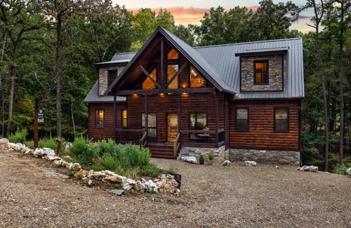 Broken Bow House | New! Sherwood Chateau - Borders National Forest, 1 mile to Lake, Secluded!