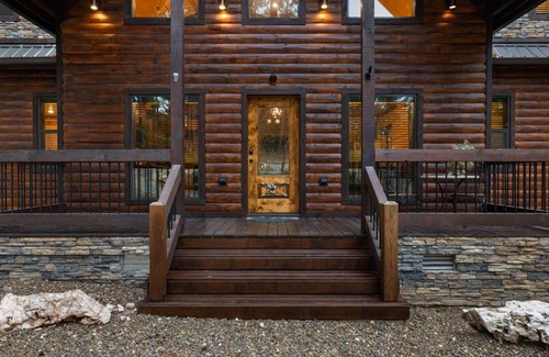 Broken Bow House | New! Sherwood Chateau - Borders National Forest, 1 mile to Lake, Secluded!