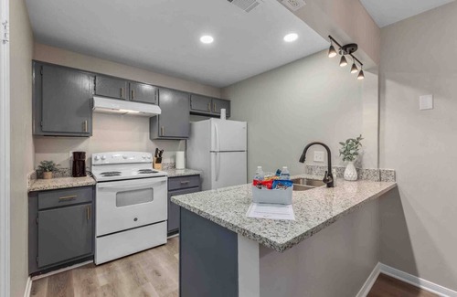 Southwood Valley Apartment | New! Simplistic Getaway - 3 miles to campus!