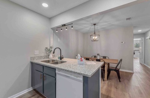 Southwood Valley Apartment | New! Simplistic Getaway - 3 miles to campus!